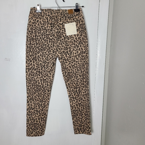 YMI High rise Leopart print ankle pants size 9 *C7 - Picture 4 of 4
